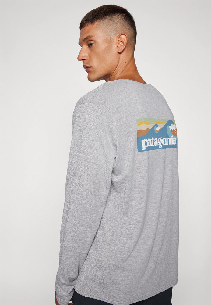 
                  
                    Camiseta L/S Cap Cool Daily Graphic Shirt - Waters - Boardshort Logo Abalone Blue:Feather Grey X:Dye
                  
                