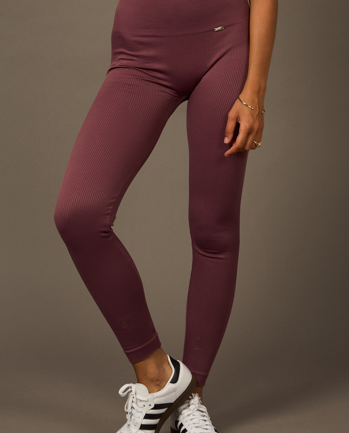 
                  
                    Pantalones Beyond Legging - Figue
                  
                