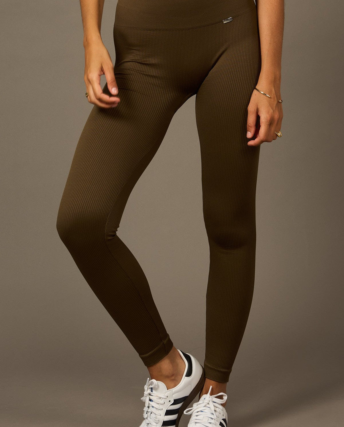 
                  
                    Pantalones Beyond Legging - Olive
                  
                